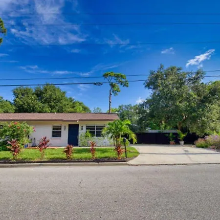 561C) Large 2 Bedroom Minutes To The Beach